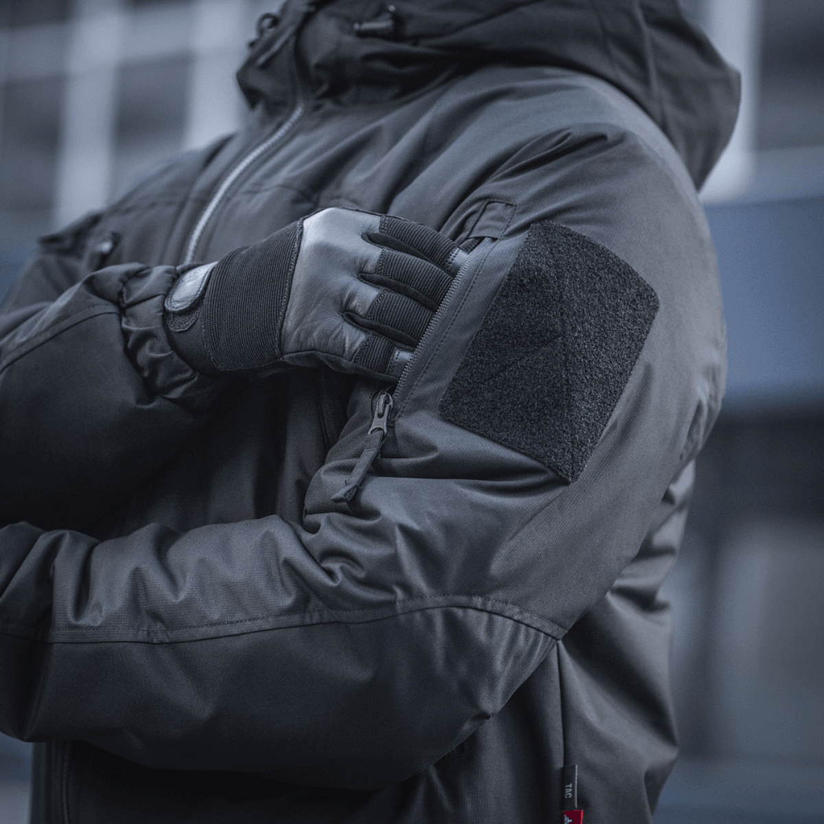 M-Tac Alpha Gen.III Pro -talvitakki vedenhylkivästä materiaalista, ihanteellinen äärimmäisiin olosuhteisiin, lähikuva hihan yksityiskohdista.