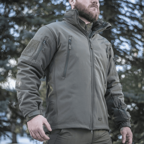 M-Tac Soft Shell Jakke med Liner miehille ulkoilmassa, esittelee takin irrotettavan fleecenvuoren ja vetoketjutaskut.