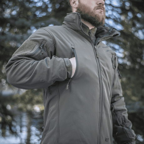 M-Tac Soft Shell Jakke med Liner miehille, irrotettava vuori ja vetoketju, sopii ulkoiluun huonolla säällä.