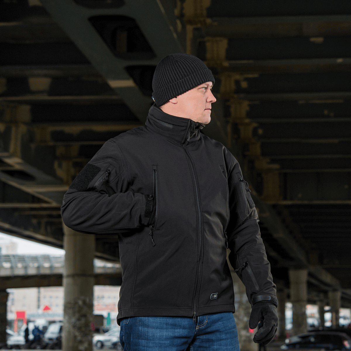 M-Tac Soft Shell Jakke med Liner miehellä urbaanissa ympäristössä.
