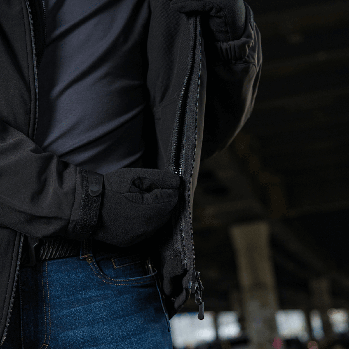 M-Tac Soft Shell Jakke med Liner irrotettavalla fleecenvuorella, näyttää sisävetoketjun ja yksityiskohtia, suunniteltu huonon sään suojaan.