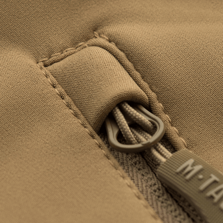 Lähikuva vetoketjudetaljista M-Tac Soft Shell Jakke med Linerissä beige värissä.