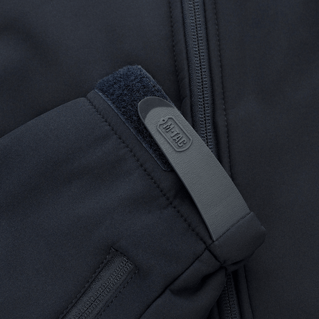 M-Tac Soft Shell Jakke med Liner — yksityiskohta vetoketjusta ja Velcro-lukosta mustassa designissa.