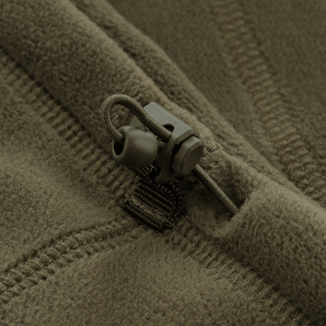 Yksityiskohta M-Tac anatomisesta Tube Scarfista narulla Polartec, valmistettu pehmeästä Polartec Micro Series -fleecestä, korostaa sulkumekanismia
