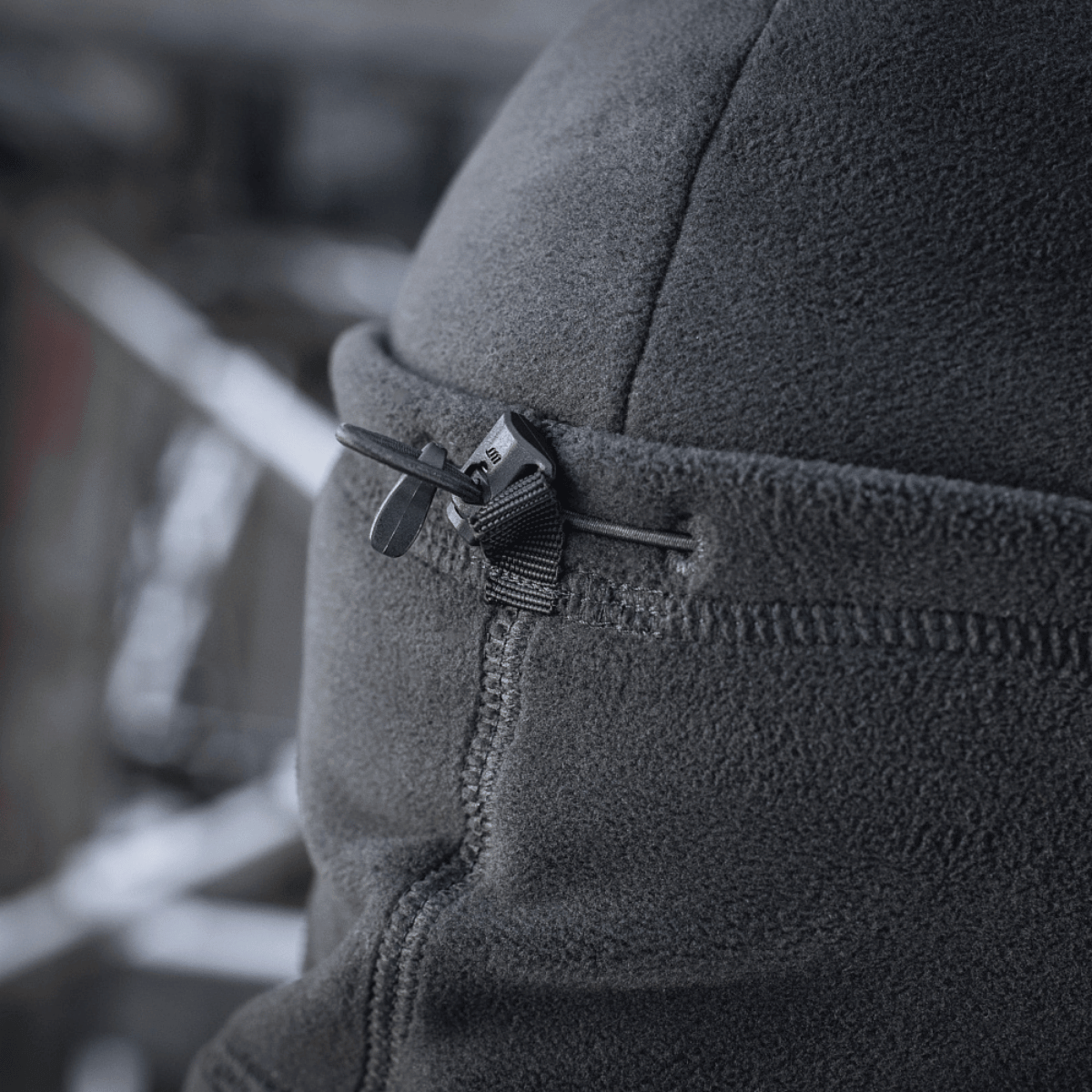 M-Tac anatominen Tube Scarf narulla Polartec harmaassa fleecessä, yksityiskohta narun kiristyksestä