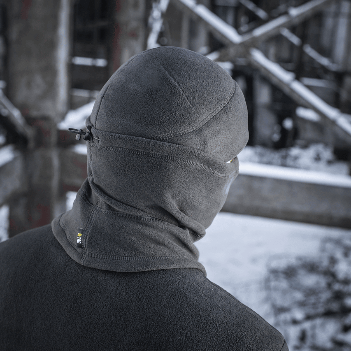 M-Tac anatominen Tube Scarf narulla Polartec harmaassa fleecessä, nähtynä henkilöllä talviympäristössä tarjoten lämpöä ja mukavuutta