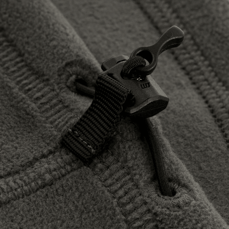 Lähikuva M-Tac Anatominen Tube Scarf Polartec-nyörillä, näyttää fleece-kankaan ja nyörin sulkemisen yksityiskohdat.