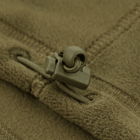 Lähikuva M-Tac Anatominen Tube Scarf Polartec-nyörillä, näyttää nyörijärjestelmän ja Polartec® Micro Series -fleece-kankaan.