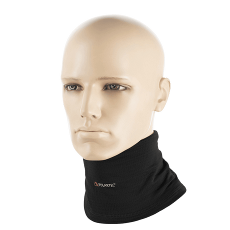 M-Tac Tube Scarf Polartec Power Grid, musta kestävä fleece, esillä kaulurina mallinuken päällä suojaksi kylmää vastaan.