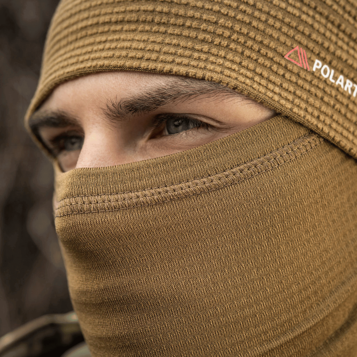 Mies käyttää M-Tac Tube Scarf Polartec Power Grid -kauluria kasvomaskina, ihanteellinen tuulelta ja kylmältä.