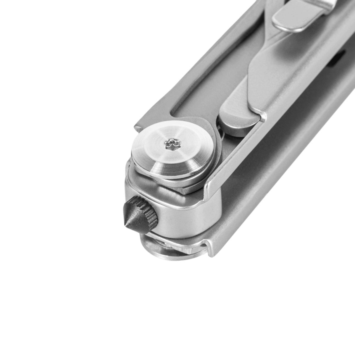 M-Tac Type 3 Foldekniv (5-i-1) Rustfrit Stål moniväline, kompakti ja kestävä, sopii EDC‑hen ja retkille, lähikuva yksityiskohdista.