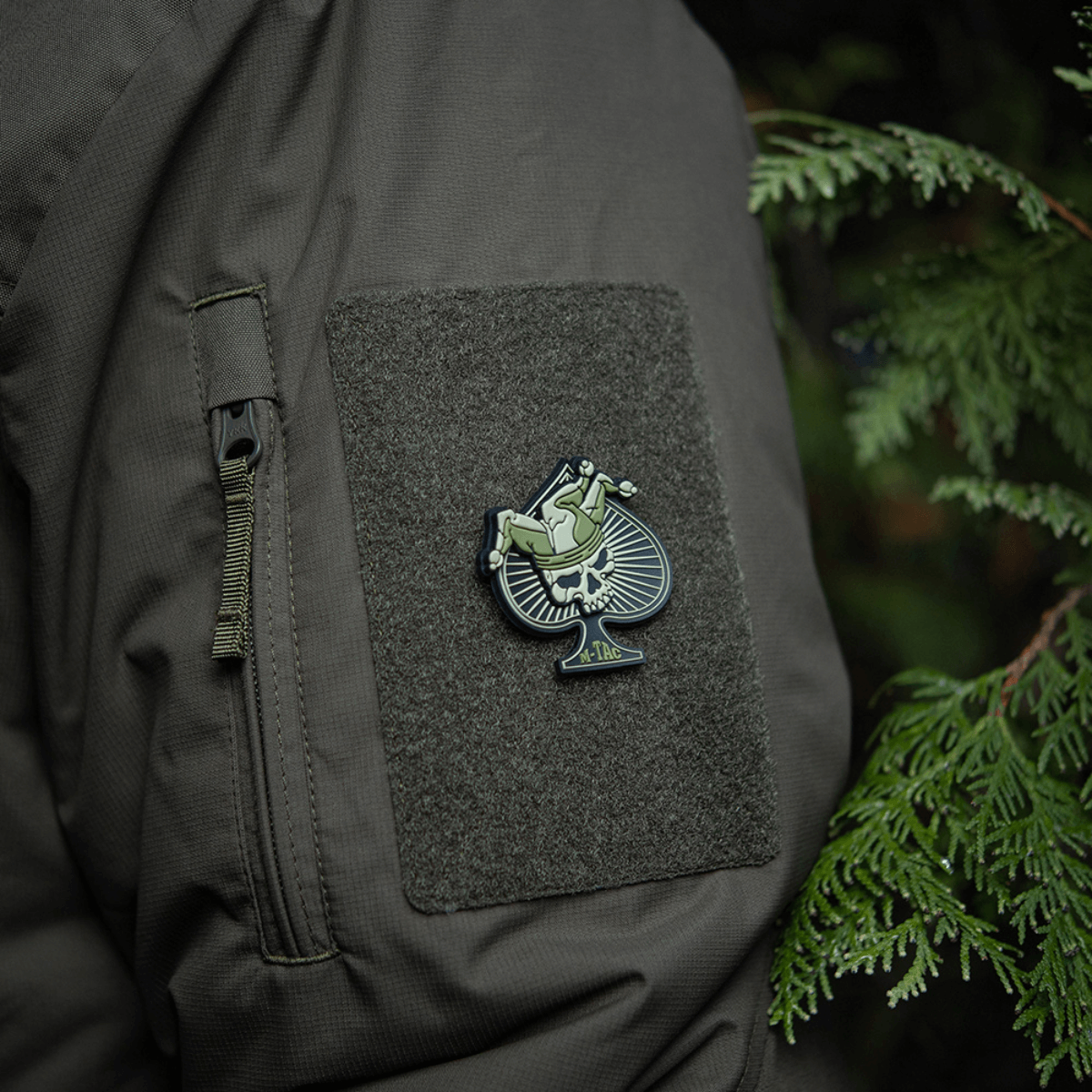 M-Tac Ace of Spades 3D PVC Patch takissa, kiinnitetty Velcro-kiinnityksellä, sopii sotilas- ja ulkoilmakäyttöön.