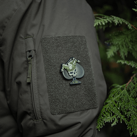 M-Tac Ace of Spades 3D PVC Patch takissa, kiinnitetty Velcro-kiinnityksellä, sopii sotilas- ja ulkoilmakäyttöön.