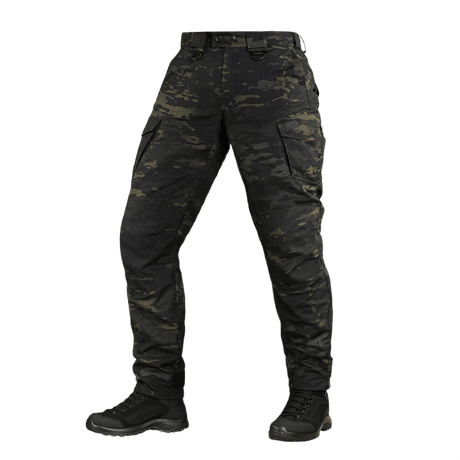 M-Tac Aggressor Elite Nyco Extreme housut Black Multicam®-kuosissa, suunniteltu taktiseen käyttöön ja ulkoiluun.