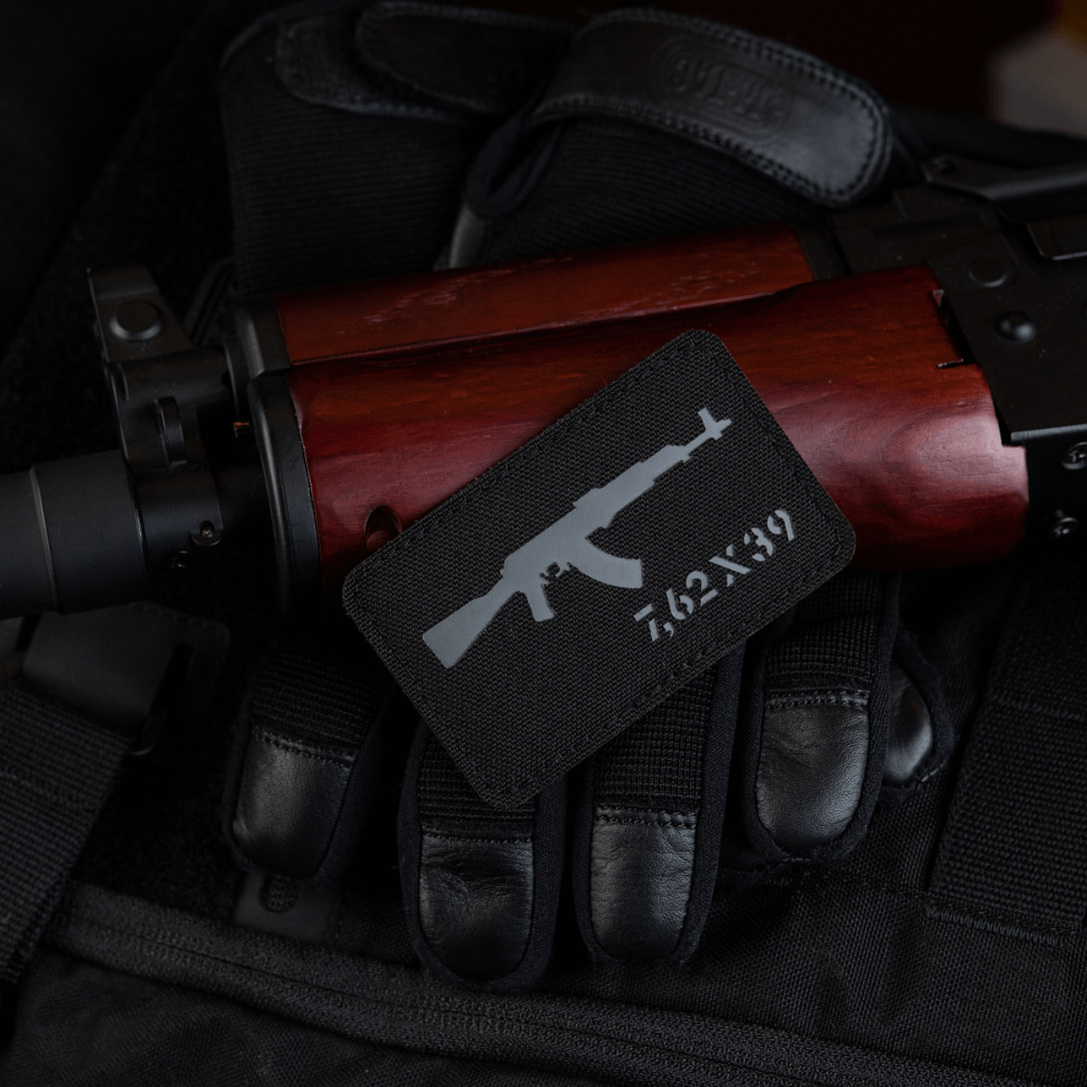 M-Tac AKM 7,62x39 Laser Cut Patch, Velcro-kiinnitys, Cordura 500D, kiinnitetty kivääriin, taktinen varuste.