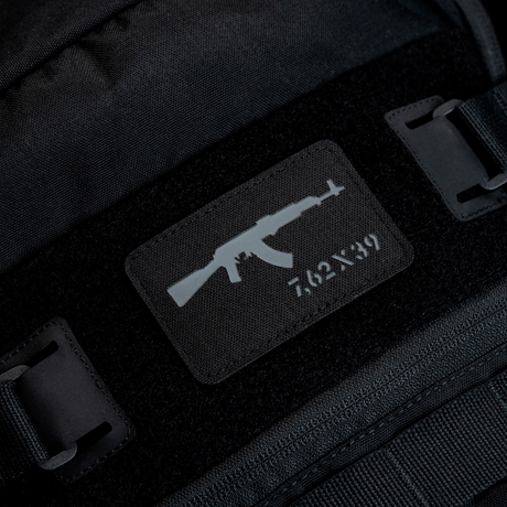 M-Tac AKM 7,62x39 Laser Cut Patch, kiinnitetty mustaan reppuun Velcrolla, Cordura 500D, kestävä ja taktinen ulkoiluun.
