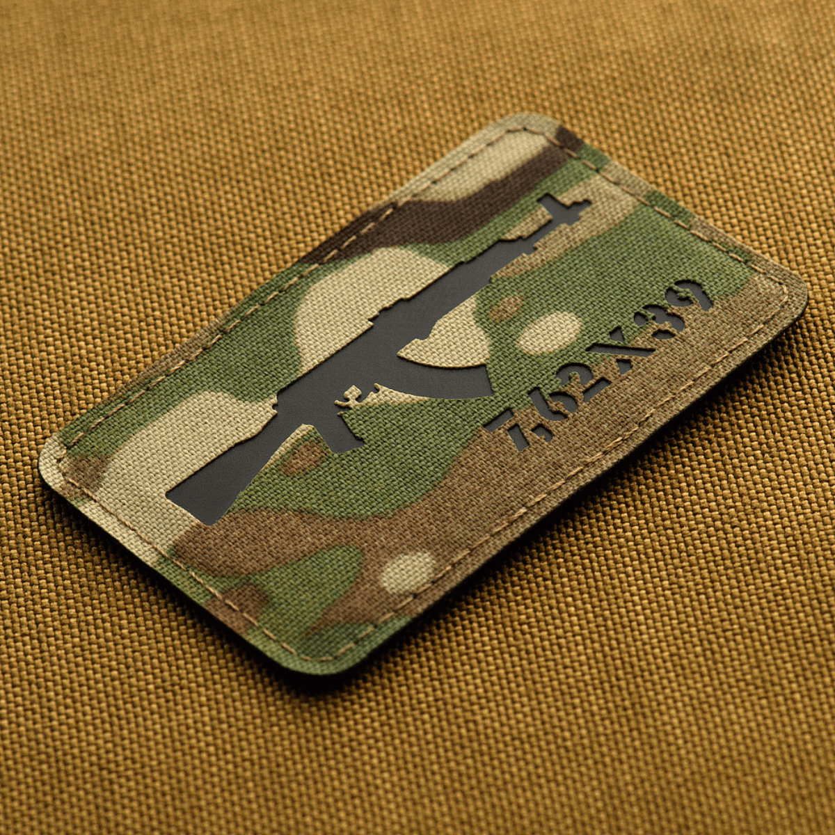 M-Tac AKM 7,62x39 Laser Cut Patch, maastokuvioinen tausta, Velcro-takapuoli ja kestävä Cordura 500D taktisiin vaatteisiin ja varusteisiin.
