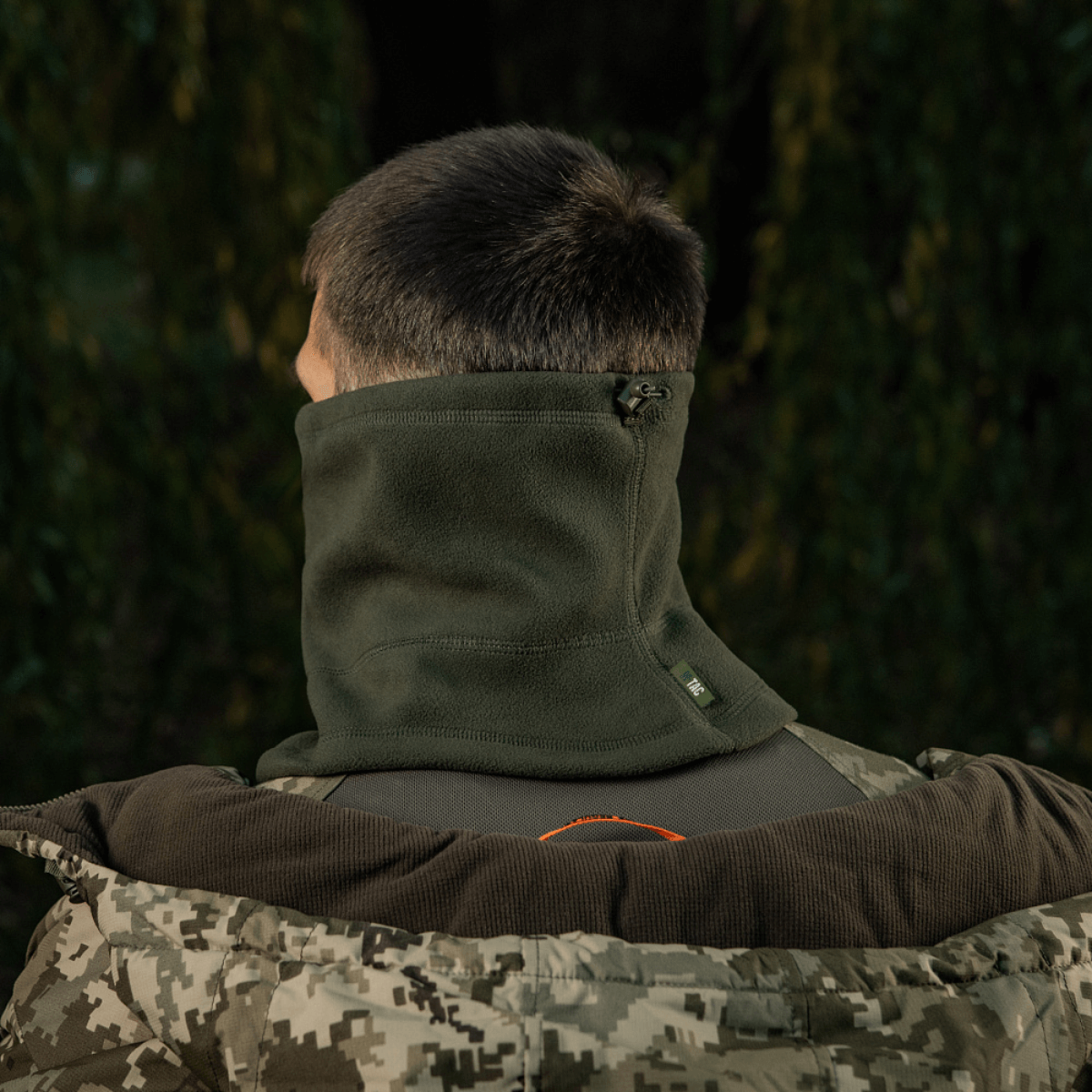M-Tac Anatomisk Snood Justerbar Elite Fleece (320 g/m²) käytössä kaulalämmikkeenä ulkona, kestävä ja säädettävä optimaalista suojaa varten.