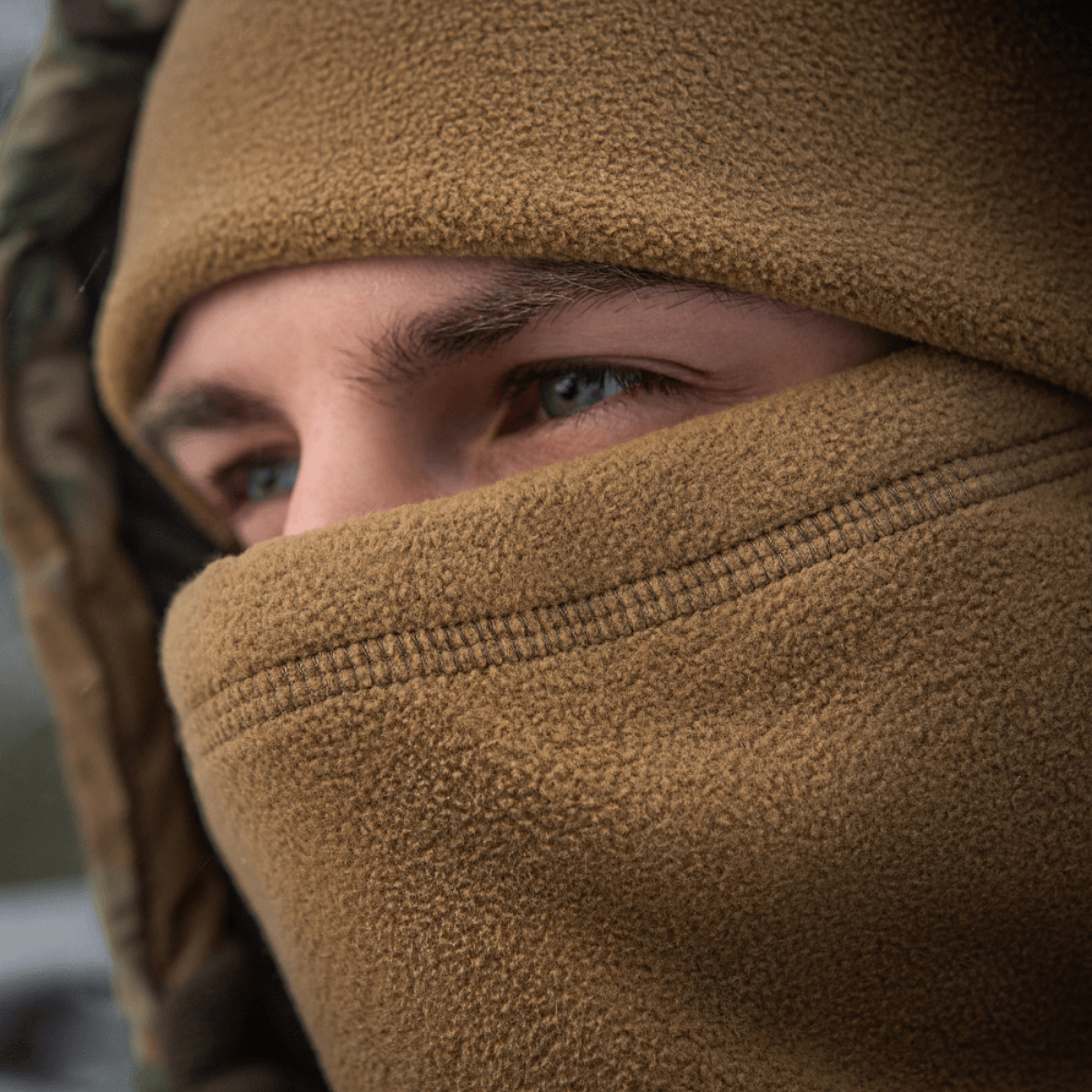 Henkilö käyttää M-Tac Anatomisk Snood Justerbar Elite Fleece (320 g/m²), sopii kylmiin olosuhteisiin, suojaa tuulelta ja pölyltä.