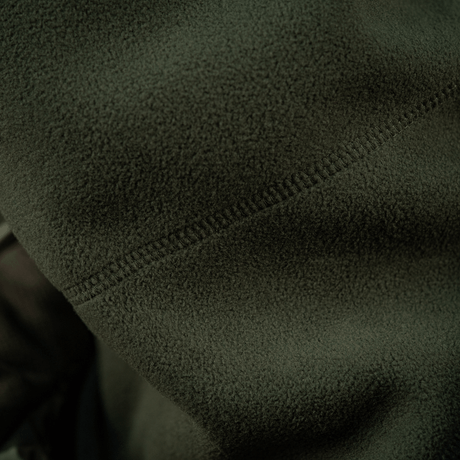 Lähikuva M-Tac Anatomisk Snood Justerbar Elite Fleece (320 g/m²) yksityiskohdista pehmeässä vihreässä fleecessä ja saumoista.