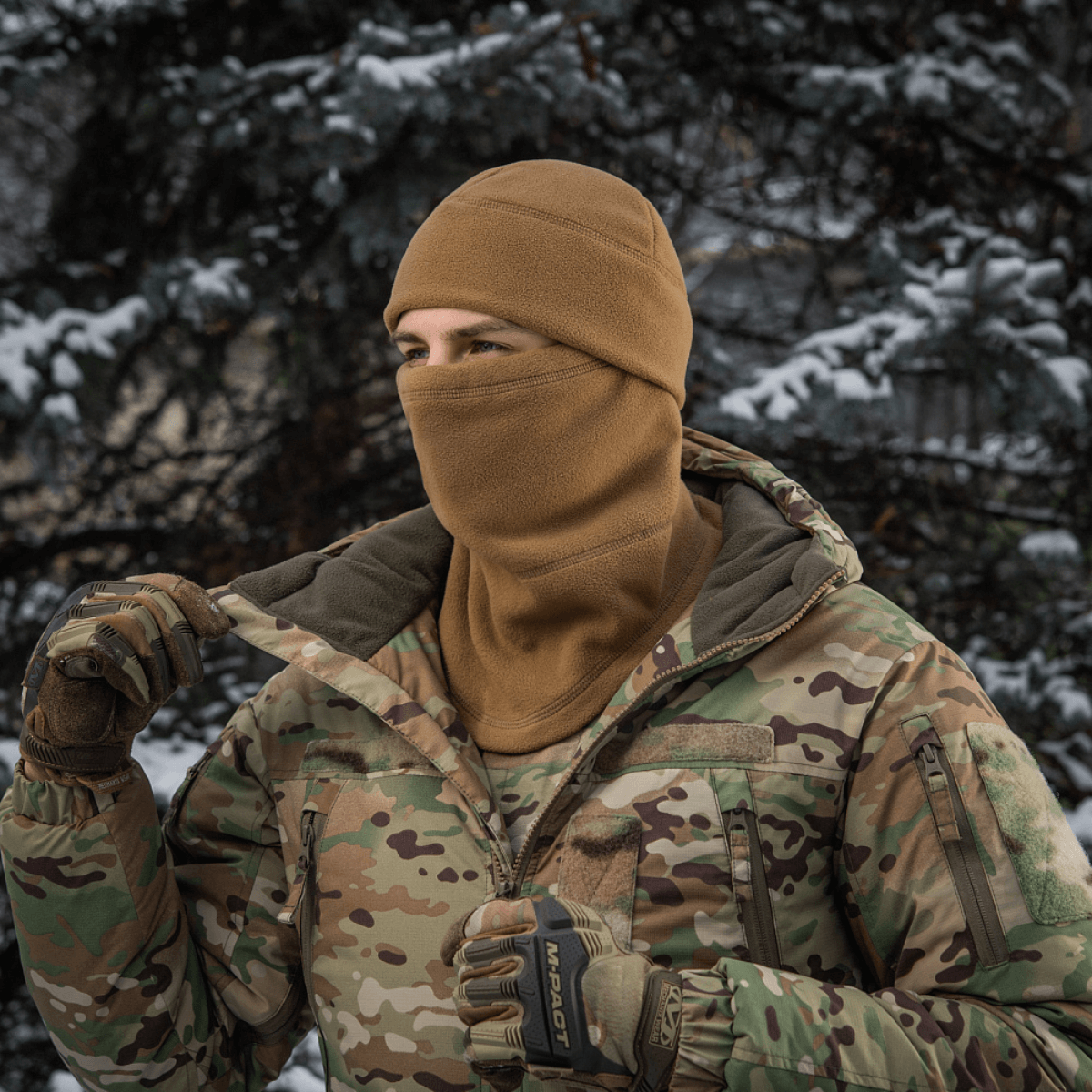 Mies käyttää M-Tac Anatomisk Snood Justerbar Elite Fleece (320 g/m²) talviympäristössä, näyttää monikäyttöisyyden kylmäsäällä.