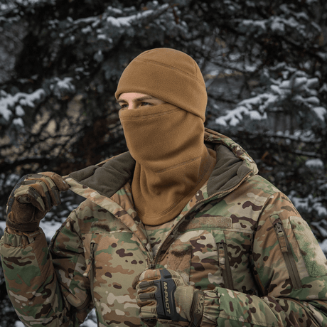Mies käyttää M-Tac Anatomisk Snood Justerbar Elite Fleece (320 g/m²) talviympäristössä, näyttää monikäyttöisyyden kylmäsäällä.