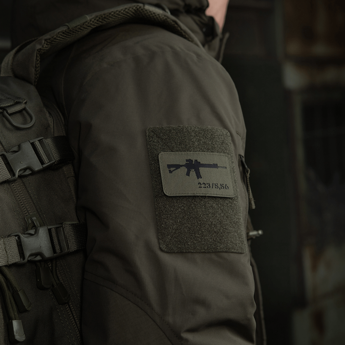 M-Tac AR-15 223/5,56 Laser Cut Patch takissa, Velcro-kiinnitys, Cordura 500D, taktinen moraalimerkki sotilas- ja ulkoilukäyttöön.