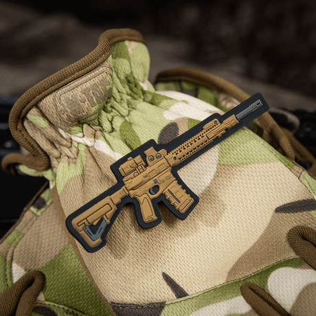 M-Tac AR-15 3D PVC-patch kiinnitetty maastokuvioiseen reppuun, taktinen moraalitarra AR-15-harrastajille, PVC-materiaalia, kestävä.