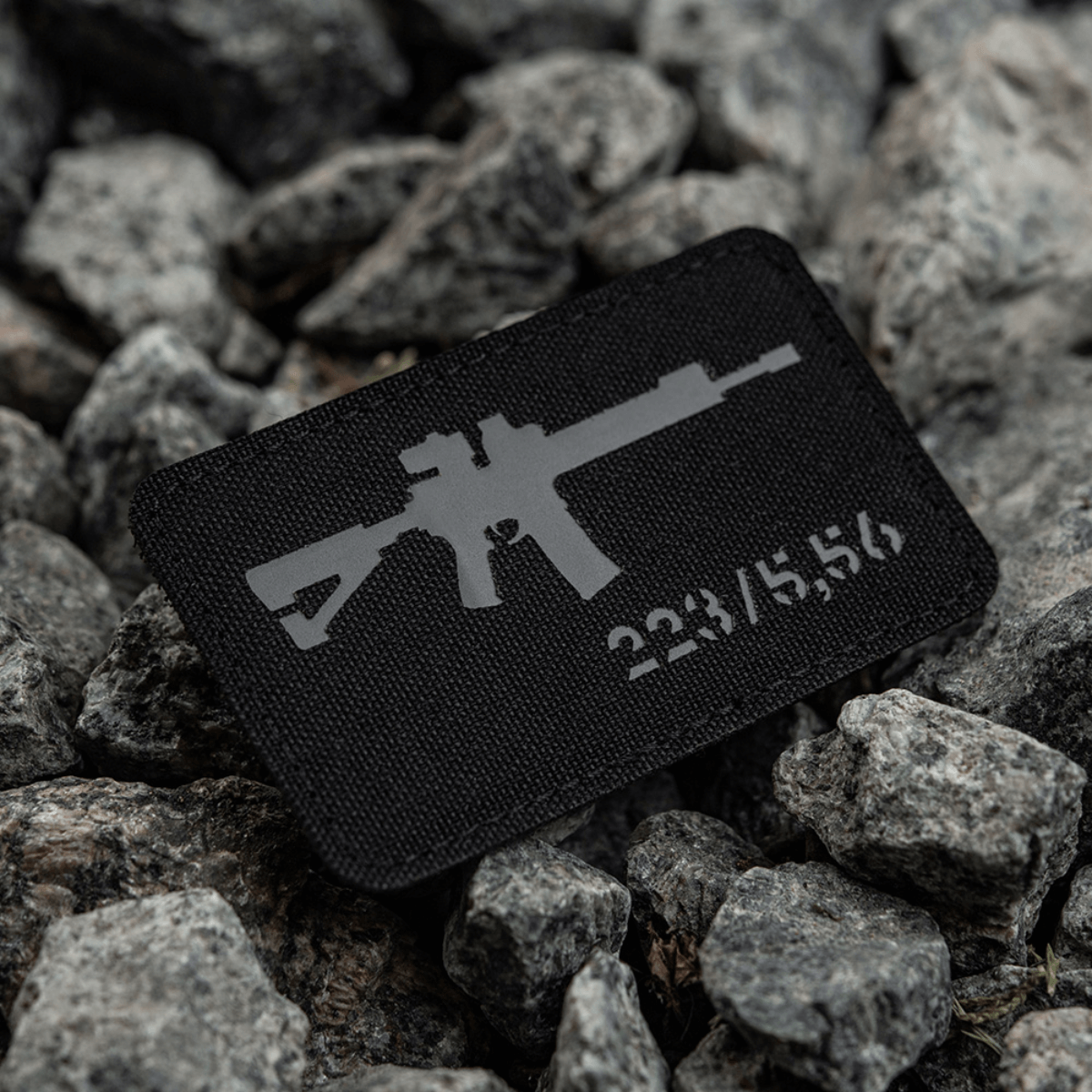 M-Tac AR-15 223/5,56 Laser Cut Patch, Velcro-kiinnitys, Cordura 500D, suunniteltu taktiseen käyttöön, sijoitettu kallioille.