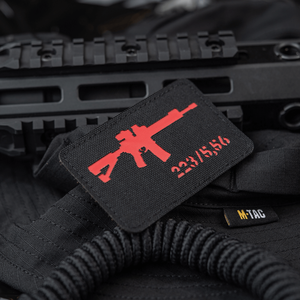 M-Tac AR-15 223/5,56 Laser Cut Patch, Velcro-kiinnitys, kiinnitetty taktisiin varusteisiin, kestävä patch sotilaalliselle, airsoft- ja ulkoilukäyttöön.