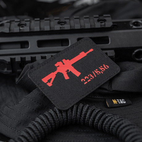 M-Tac AR-15 223/5,56 Laser Cut Patch, Velcro-kiinnitys, kiinnitetty taktisiin varusteisiin, kestävä patch sotilaalliselle, airsoft- ja ulkoilukäyttöön.