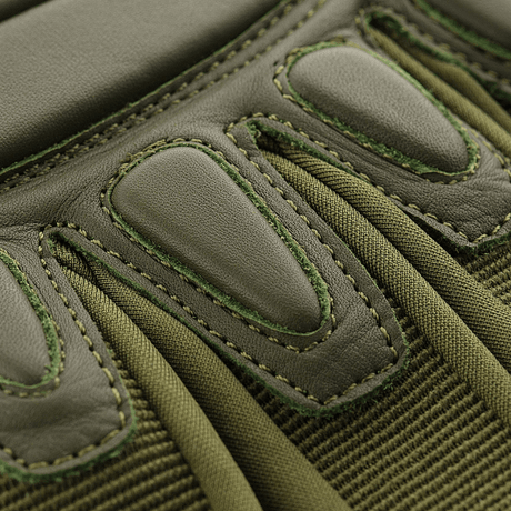 Yksityiskohta M-Tac Assault Tactical Mk.2 -käsineestä: iskunvaimentavat insertit ja säädettävä tarrakiinnitys mukavuutta varten.