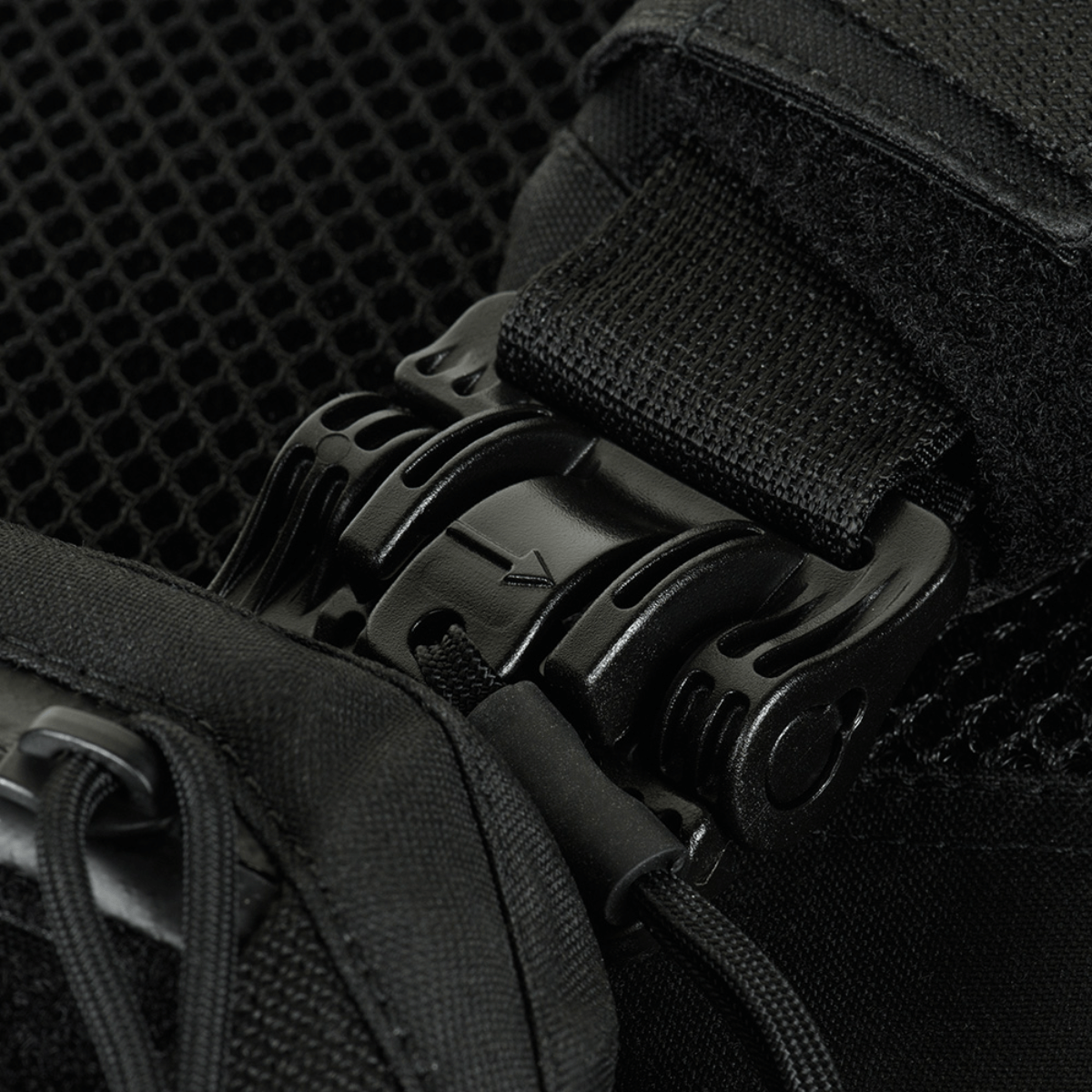 Lähikuva M-Tac Plate Carrier Cuirass FAST QRS Gen.II: ROC-pikasolki olkahihnassa, Cordura 500D.