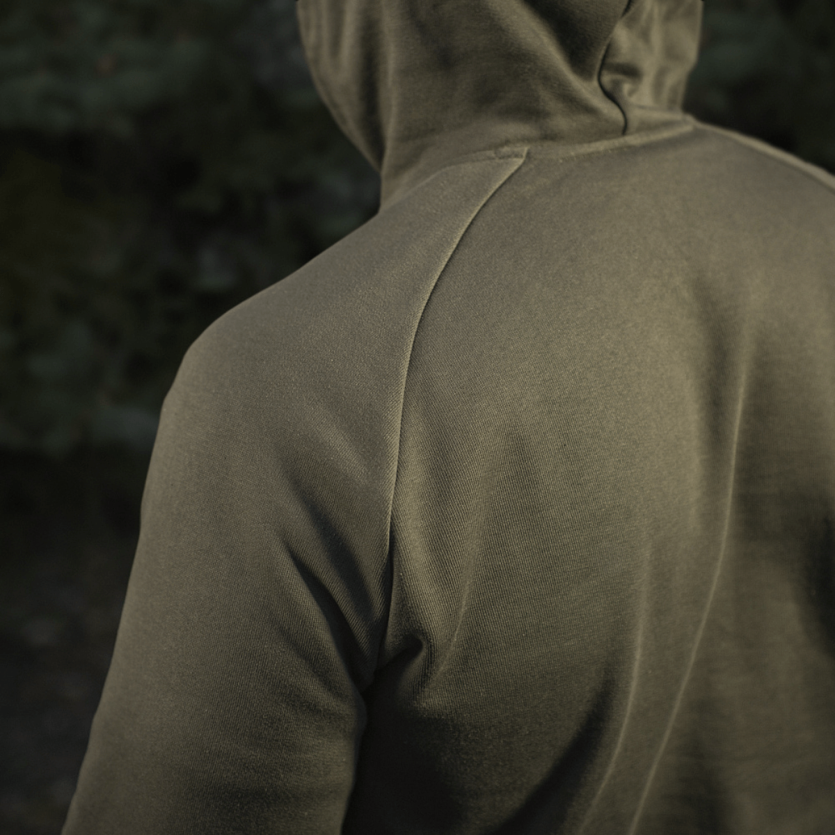 M-Tac Cotton Raglan Hard Hoodie oliivinvihreänä nähtynä takaa, korostaa mukavaa puuvillamateriaalia.