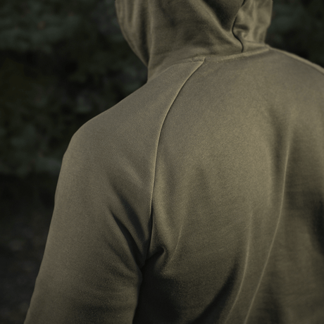 M-Tac Cotton Raglan Hard Hoodie oliivinvihreänä nähtynä takaa, korostaa mukavaa puuvillamateriaalia.