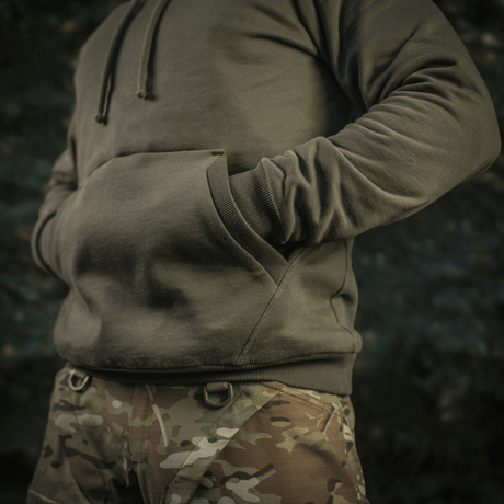 M-Tac Cotton Raglan Hard Hoodie fleece-vuorella, raglan-hihoilla ja kengurutaskulla kamuflaasitaustalla. Sopii syksyyn ja talveen.