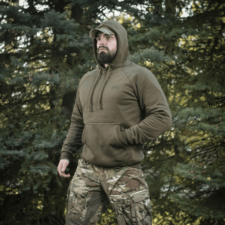 M-Tac Cotton Raglan Hard Hoodie metsäympäristössä, mukava ja lämmin raglan-hihoilla ja kengurutaskulla, sopii syksyyn, talveen ja kevääseen.