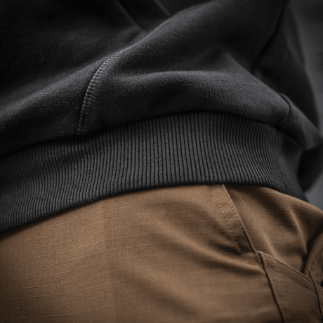 Lähikuva M-Tac Cotton Raglan Hard Hoodiesta ruskealla kengurutaskulla, näyttää materiaalin tekstuurin ja laadun.