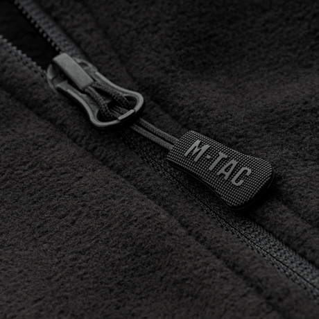 Lähikuva M-Tac Delta Fleece -takin vetoketjusta, näyttää mustan fleece-kankaan ja vetoketjudetaljit, ihanteellinen ulkokäyttöön kylmässä säässä