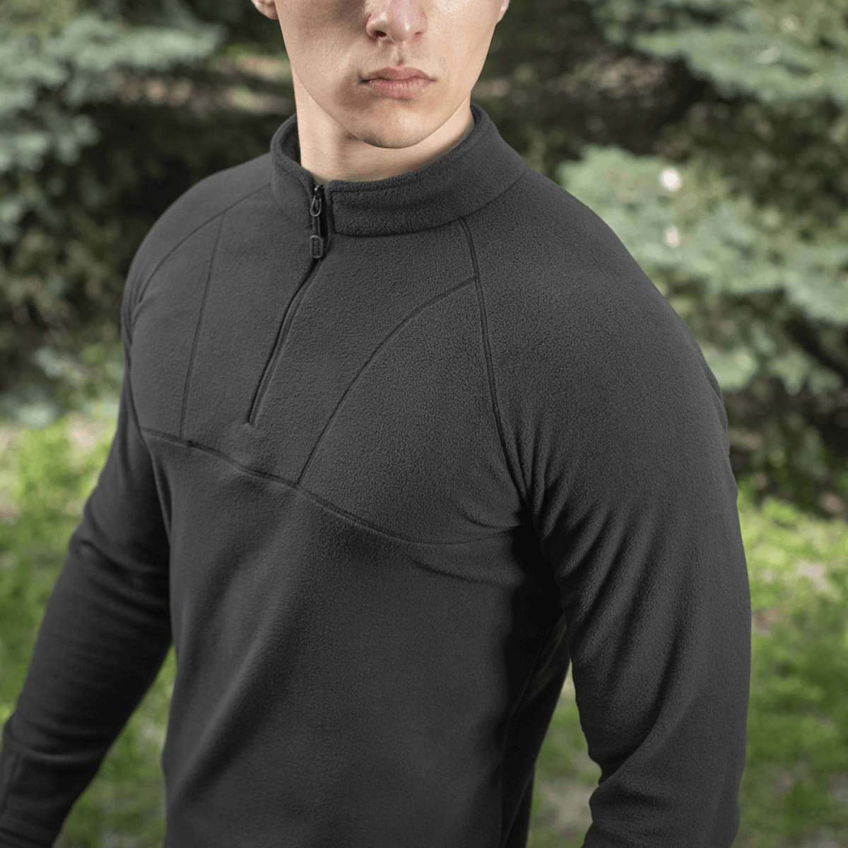 M-Tac Delta Polartec Raglan -takki jokapäiväiseen ja ulkoilukäyttöön, valmistettu Micro Series -fleecestä mukavuutta ja lämpöä varten. Kuva takista käytössä.
