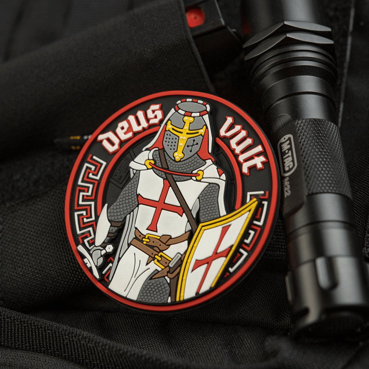 M-Tac Deus Vult 3D PVC patch, temppeliritari-aihe, sopii sotilaskäyttöön, airsoftiin ja ulkoiluun. Velcro-kiinnitys mukana.
