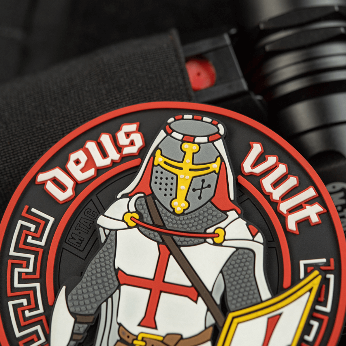 M-Tac Deus Vult 3D PVC patch 3D-muotoilulla, ritari-aihe ja teksti 'Deus Vult', kiinnitys Velcrolla taktiseen varustukseen. Halkaisija: 80 mm.