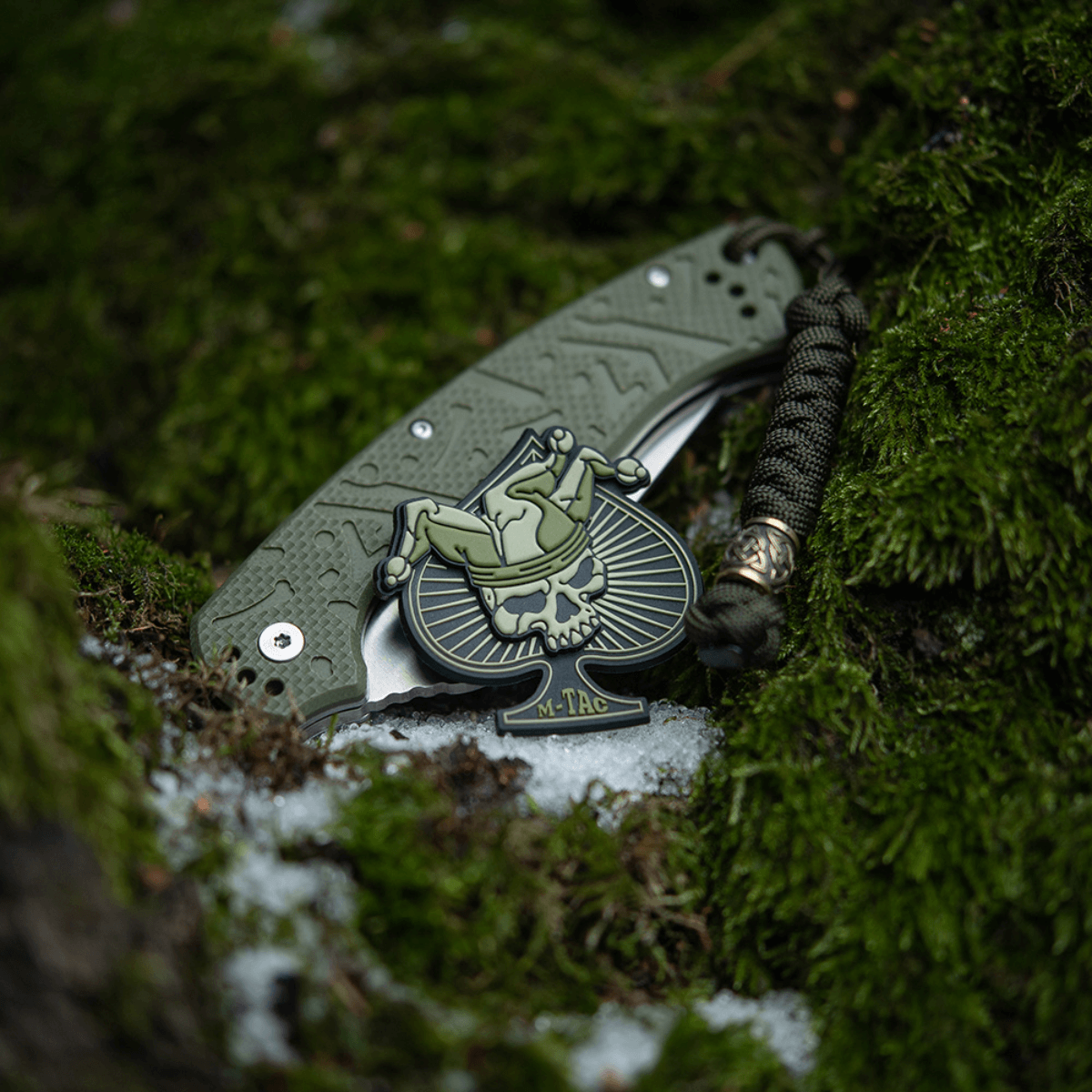 M-Tac Ace of Spades 3d PVC -patch vihreällä taustalla, sopii sotilas- ja ulkoiluvälineisiin kuten vaatteet, reput ja kypärät. Taktinen design