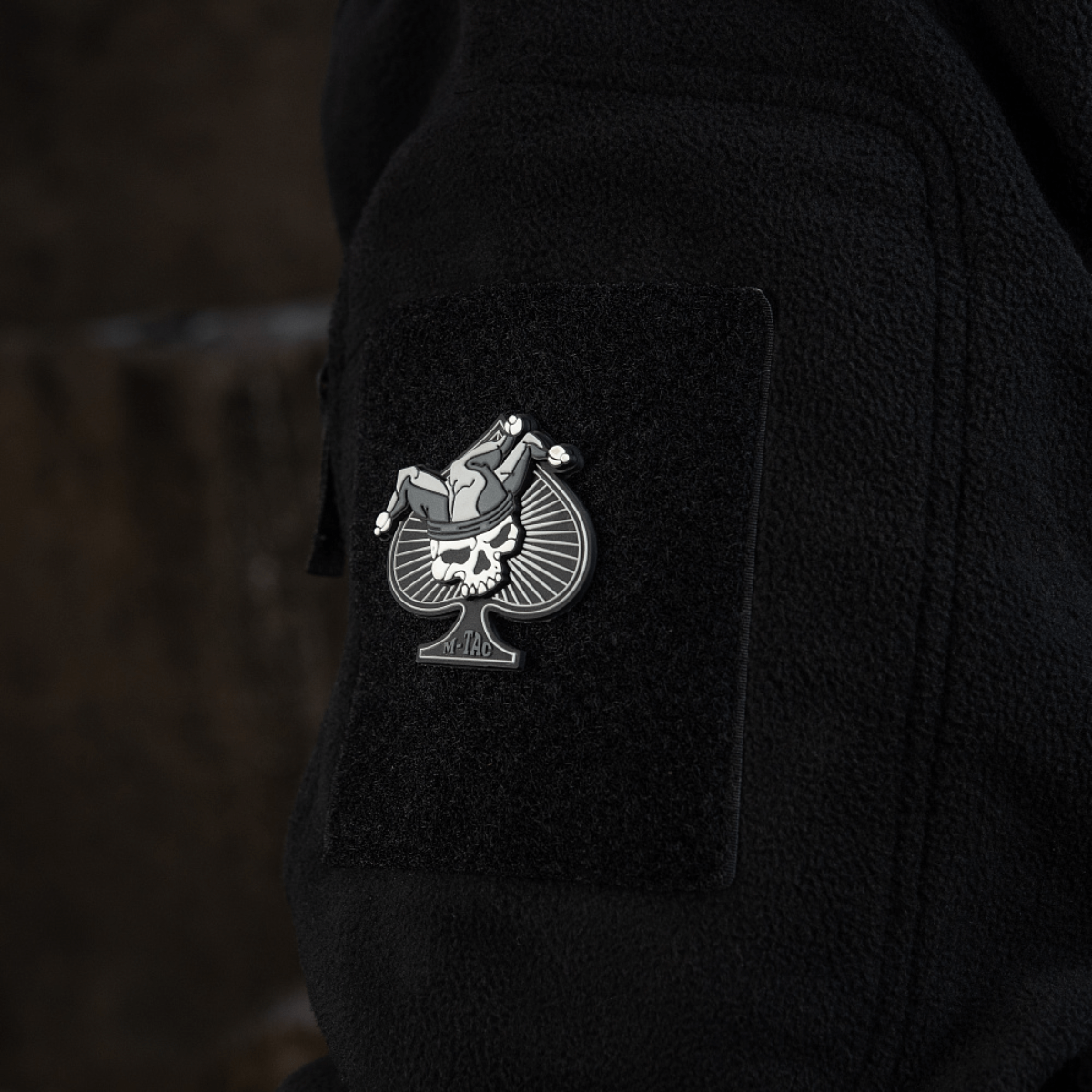 M-Tac Ace of Spades 3D PVC Patch, kiinnitetty mustaan takkiin Velcrolla, taktinen moraalimerkki sotilaallisille ja ulkoiluun.