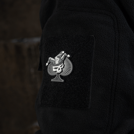 M-Tac Ace of Spades 3D PVC Patch, kiinnitetty mustaan takkiin Velcrolla, taktinen moraalimerkki sotilaallisille ja ulkoiluun.