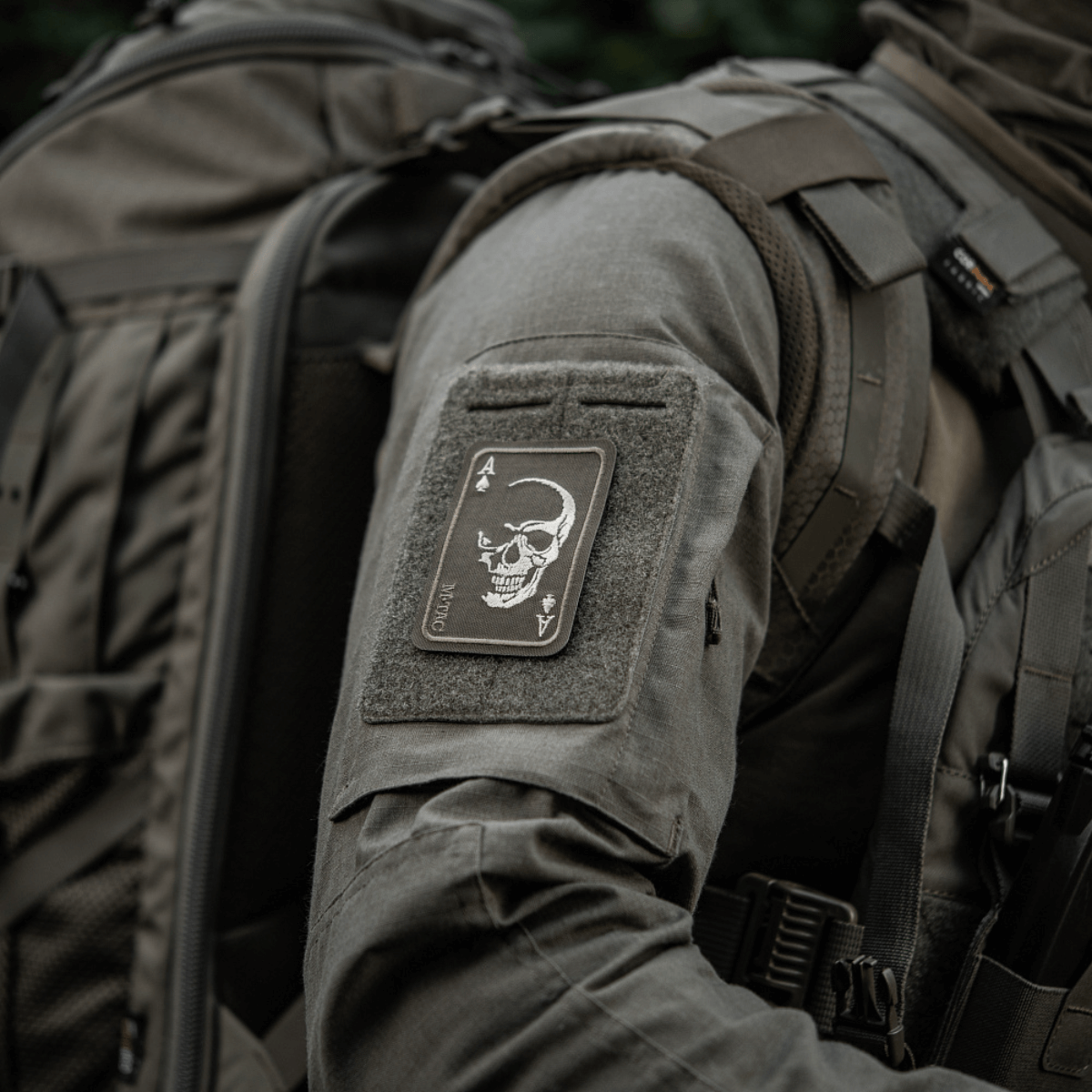 M-Tac Patch Face of War (Broderi) kalloaihe innoittunut Vietnamin sodasta, kiinnitetty vaatteisiin Velcrolla.