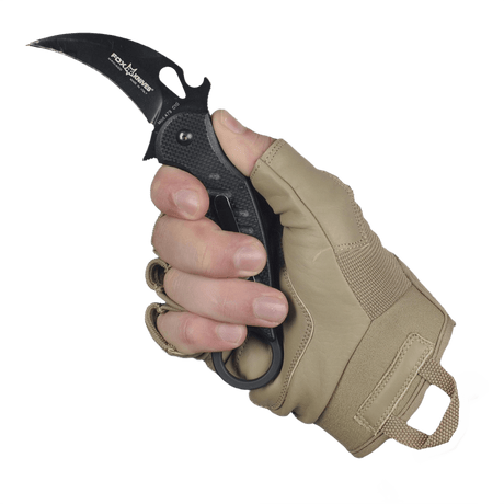 Käsi, joka kantaa M-Tac sormettomia Assault Tactical Mk.4 -käsineitä ja pitää veistä tiukassa otteessa.