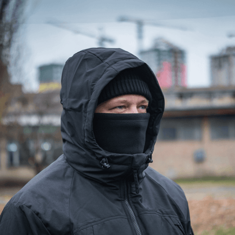 M-Tac Fleece Neck Gaiter med Snor käytössä kylmässä, monikäyttöinen suoja tuulelta ja pakkaselta; hypoallergeeninen ja mukava.