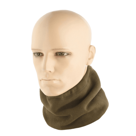 M-Tac Fleece Neck Gaiter med Snor oliivinvihreänä mannekiinilla, monikäyttöinen kylmään, hypoallergeeninen fleecemateriaali.