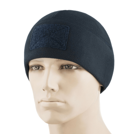 M-Tac Fleece Tactical Watch Cap Beanie m. Patch Panel päällä mallin päässä, fleecemyyssy kylmiin olosuhteisiin tarrapaneelilla, kevyt ja nopeasti kuivuva.